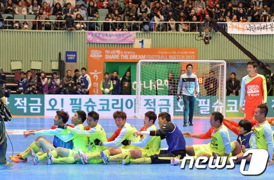 본문 이미지 - 29일 오후 서울 송파구 잠실실내체육관에서 열린 홍명보 자선축구대회 '하나은행과 함께하는 셰어 더 드림 풋볼 매치2013(SHARE THE DREAM FOOTBALL MATCH 2013)'에서 사랑팀 홍정호, 김영권 선수가 객석에 들어가 춤을 추며 세리머니를 하고 있다. 2013.12.29/뉴스1 © News1   박철중 기자