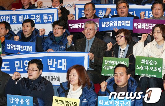 본문 이미지 - 국가정보원 개혁법안과 예산안 등 쟁점법안을 놓고 여야가 숨가쁜 줄다리기를 이어가고 있는 가운데 문재인 민주당 의원이 지난 29일 오후 서울 여의도 국회 본청 계단에서 나흘째 계속된 '철도민영화 저지와 을 입법·예산을 위한 철야농성' 현장을 찾아 의원들과 함께 구호를 외치고 있다. 2013.12.29/뉴스1 © News1   오대일 기자