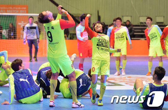 본문 이미지 - 29일 오후 서울 송파구 잠실실내체육관에서 열린 홍명보 자선축구대회 '하나은행과 함께하는 셰어 더 드림 풋볼 매치2013(SHARE THE DREAM FOOTBALL MATCH 2013)'에서 홍명보 감독이 입장하고 있다. 2013.12.29/뉴스1 © News1   박철중 기자