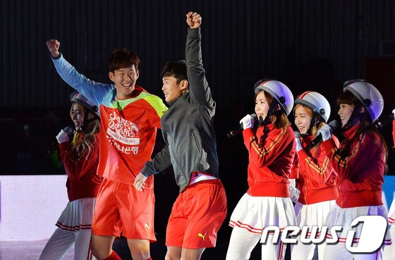 본문 이미지 - 29일 오후 서울 송파구 잠실실내체육관에서 열린 홍명보 자선축구대회 '하나은행과 함께하는 셰어 더 드림 풋볼 매치2013(SHARE THE DREAM FOOTBALL MATCH 2013)'에서 희망팀 여민지 선수가 골을 넣고 세리머니를 하고 있다. 2013.12.29/뉴스1 © News1   박철중 기자