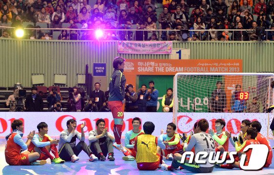 본문 이미지 - 29일 오후 서울 송파구 잠실실내체육관에서 열린 홍명보 자선축구대회 '하나은행과 함께하는 셰어 더 드림 풋볼 매치2013(SHARE THE DREAM FOOTBALL MATCH 2013)'에서 그룹 크레용팝이 축하공연을 갖는 동안 손흥민 선수가 빠빠빠 춤을 함께 추고 있다. 2013.12.29/뉴스1 © News1   박철중 기자