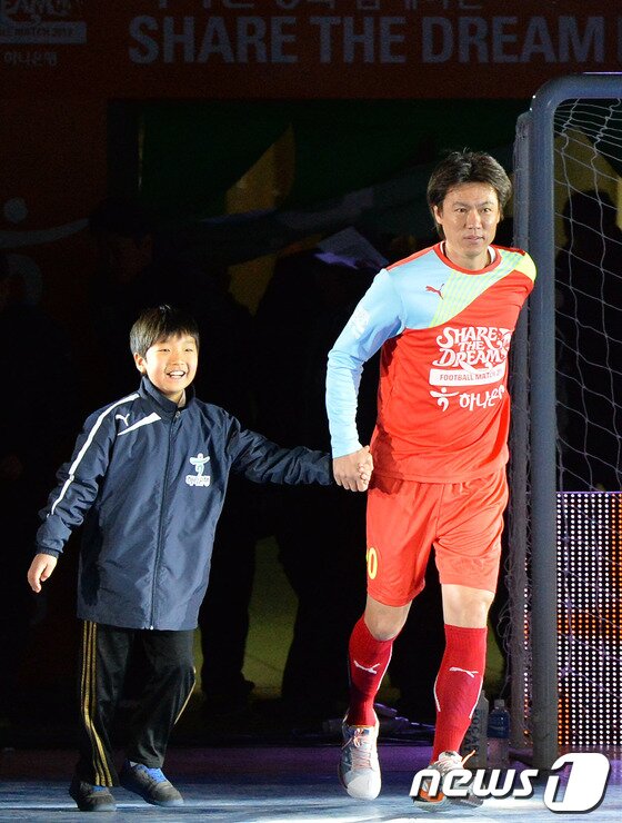 본문 이미지 - 29일 오후 서울 송파구 잠실실내체육관에서 열린 홍명보 자선축구대회 '하나은행과 함께하는 셰어 더 드림 풋볼 매치2013(SHARE THE DREAM FOOTBALL MATCH 2013)'에서 희망팀 선수들이 골세리머니를 하고 있다. 2013.12.29/뉴스1 © News1   박철중 기자
