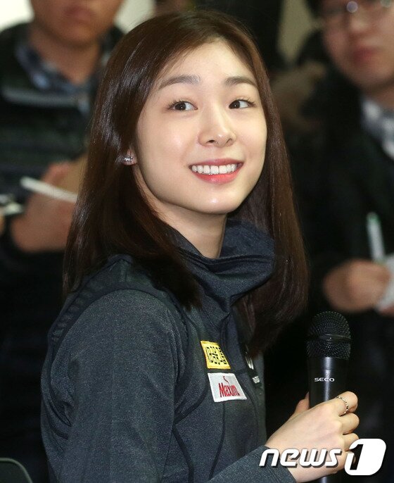 본문 이미지 - 지난 3일 크로아티아 자그레브에서 열리는 &#39;골든 스핀 오브 자그레브&#39; 대회 참가 전 기자회견을 하는 김연아.   2013.12.3 © News1   