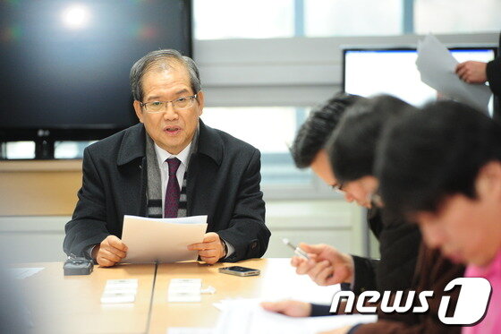 본문 이미지 - 3일 오후 전북도청 기자실에서 전라북도갈등조정자문위원회 심병연 위원장이 서남권 광역화장장 건립 입지 갈등과 관련한 조정안을 설명하고 있다.2013.12.3/뉴스1