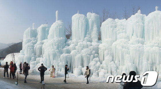 본문 이미지 - 알프스마을  얼음 분수 축제 © News1  