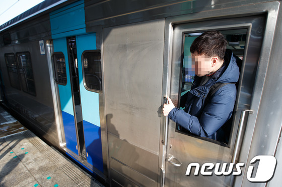 (안산=뉴스1) 유승관 기자 = 코레일이 철도노조 파업 장기화에 대비해 채용한 열차승무원 대체인력이 30일 오후 경기 안산시 단원구 안산승무사업소에 투입돼 안산역으로 들어오는 열차 …
