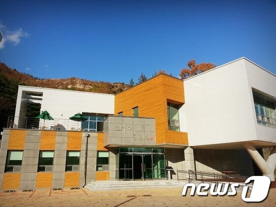 본문 이미지 - 울주군은 울산 최초의 문학관인 오영수 문학관. 전시관 외부. (울산 울주군 제공) © News1   (울산=뉴스1)