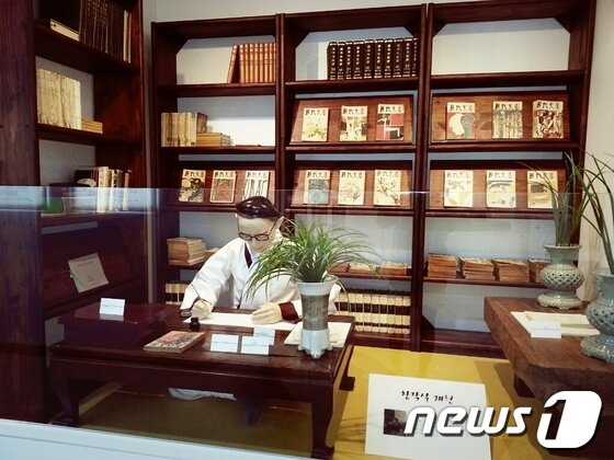 본문 이미지 - 오영수문학관에서 재현한 오영수 선생의 집필실. (울산 울주군 제공) © News1   (울산=뉴스1)