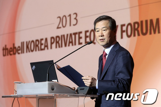 (서울=뉴스1)  = 홍선근 머니투데이 미디어그룹 회장이 5일 서울 중구 플라자호텔에서 열린 2013 더벨 코리아 프라이빗 에쿼티 포럼(thebell Korea Private eq …