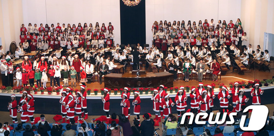 (서울=뉴스1) 한재호 기자 = 5일 오후 서울 서대문구 이화여자대학교 대강당에서 열린 '2013 이화가족 성탄예배'에서 산타 복장을 한 여대생들이 크리스마스 캐럴에 맞춰 율동을 …
