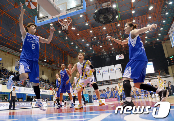 (구리=뉴스1) 이동원 기자 = 5일 오후 구리실내체육관에서 열린 우리은행 2013-2014 여자프로농구 KDB생명-신한은행 경기에서 이경은(KDB생명)이 라인 밖으로 나가는볼을 …