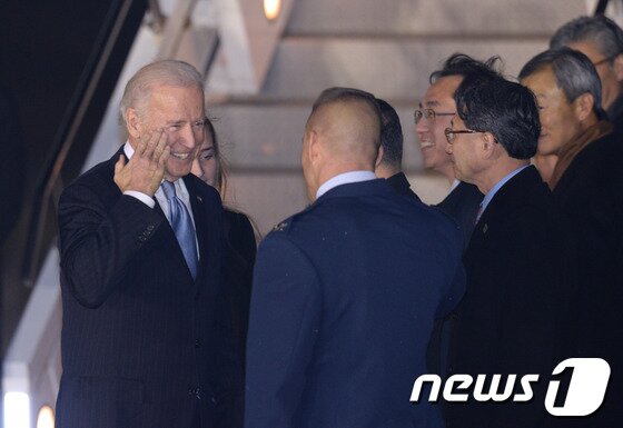 본문 이미지 - 동북아 3국 순방에 나선 조 바이든 미국 부통령이 한국 방문을 위해 5일 경기 평택시 오산 미 공군기지를 통해 도착해 영접 나온 성 김 주한미국대사 등 환영인사들과 인사 나누고 있다.바이든 부통령은 방한 기간 동안 박근혜 대통령을 만나 방공식별 구역 문제를 비롯한 역내 안보 현안을 논의할 예정이다. 2013.12.5/뉴스1 © News1   양동욱 기자