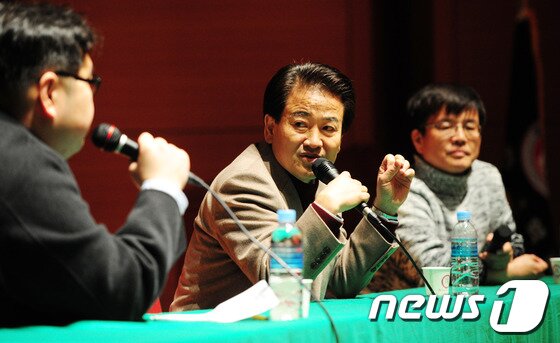 본문 이미지 - 7일 오후 전북대학교 진수당에서 열린 서영석 김용민의 정치토크 '응답하라 참언론' 특별공개방송에서 정동영 민주당 상임고문이 장성택 실각에 관한 이야기를 하고 있다. 뉴스1 © News1   김대웅 기자