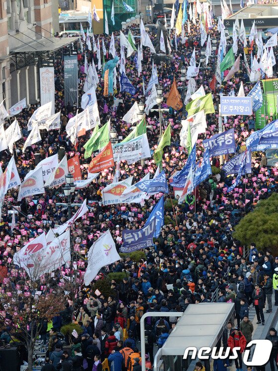 본문 이미지 - 민주노총, 통합진보당 등 25개 노동·시민사회·농민단체·정당 회원들이 7일 오후 서울역광장에서 '관권부정선거·공약파기·민생파탄·공안탄압 박근혜 정부 규탄 비상시국대회'를 열고 있다. 2013.12.7/뉴스1 © News1   손형주 기자