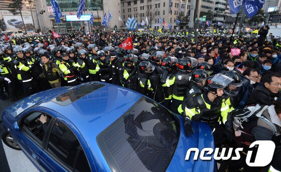본문 이미지 - 민주노총, 통합진보당 등 25개 노동·시민사회·농민단체·정당 회원들이 7일 오후 서울역광장에서 '관권부정선거·공약파기·민생파탄·공안탄압 박근혜 정부 규탄 비상시국대회'를 가진 후 서울광장 방향으로 행진하던 중 을지로 롯데백화점 부근에서 이를 막아서는 경찰과 충돌하고 있다. 2013.12.7/뉴스1 © News1 손형주 기자