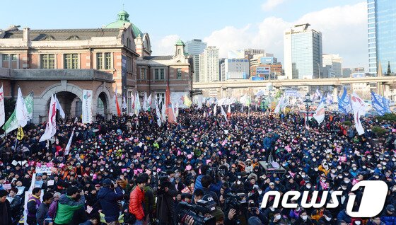 본문 이미지 - 민주노총, 통합진보당 등 25개 노동·시민사회·농민단체·정당 회원들이 7일 오후 서울역광장에서 '관권부정선거·공약파기·민생파탄·공안탄압 박근혜 정부 규탄 비상시국대회'를 열고 구호를 외치고 있다. 뉴스1 © News1 손형주 기자