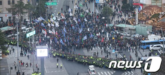 본문 이미지 - 한국진보연대, 민주노총을 비롯한 100여개 노동조합과 시민사회단체 참가자들이 7일 오후 서울역광장에서 '박근혜 정부 규탄 비상시국대회'를 마치고 도심으로 행진을 벌이고 있다. 2013.12.7/뉴스1 © News1   한재호 기자