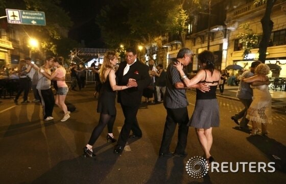 본문 이미지 - 거리에서 시민들이 춤을 추고 있다 © 로이터=뉴스1