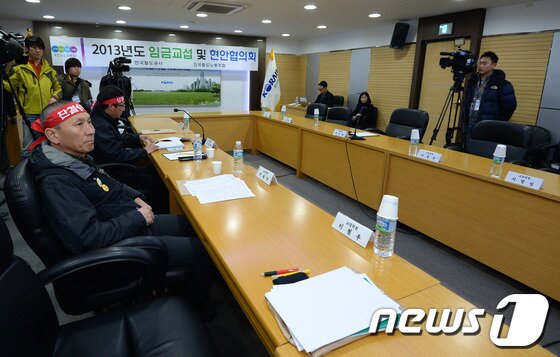 본문 이미지 - 8일 오후 서울 용산구 코레일 서울본부 회의실에서 김명환 노조위원장 등 노조 관계자들이 마지막 교섭을 위해 코레일 사측 교섭위원들을 기다리고 있다. © News1 박지혜 기자