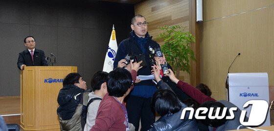 본문 이미지 - 8일 오후 서울 용산구 코레일 서울본부에서 장진복 코레일 대변인(왼쪽)과 최은철 철도노조 대변인이 동시에 기자들을 향해 브리핑을 하고 있다. © News1 박지혜 기자