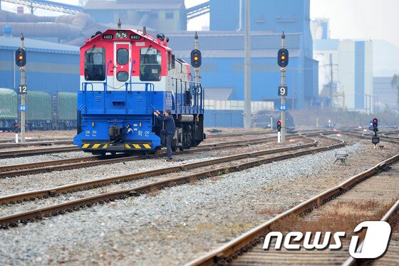 본문 이미지 - 철도노조가 파업에 들어간 9일 오전 포항시 남구 괴동역에 화물칸을 달지 않은 빈 열차가 지나가고 있다./2013.12.9/뉴스1 © News1 최창호 기자