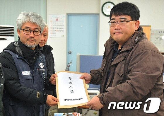 본문 이미지 - 전국철도노조가 총파업에 들어간 9일 오전 울산지역 진보성향의 노동·시민·사회단체 대표들이 새누리당 울산시당 앞에서 철도노조의 파업을 지지하는 기자회견 가졌다. 기자회견 후 강성신 울산지역본부장(왼쪽)이 김영중 새누리당 울산시당 사무처장에게 철도 민영화 시도 중단을 촉구하는 항의서한을 전달하고 있다. 2013.12.9/뉴스1  © News1   노화정  기자