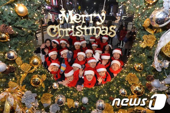 본문 이미지 - 9일 오후 서울 서대문구 신촌 연세로에서 열린 크리스마스트리 점등행사에 참석한 명지초등학교 학생들이 기념촬영을 하고 있다. 2013.12.09/뉴스1 © News1   박세연 기자