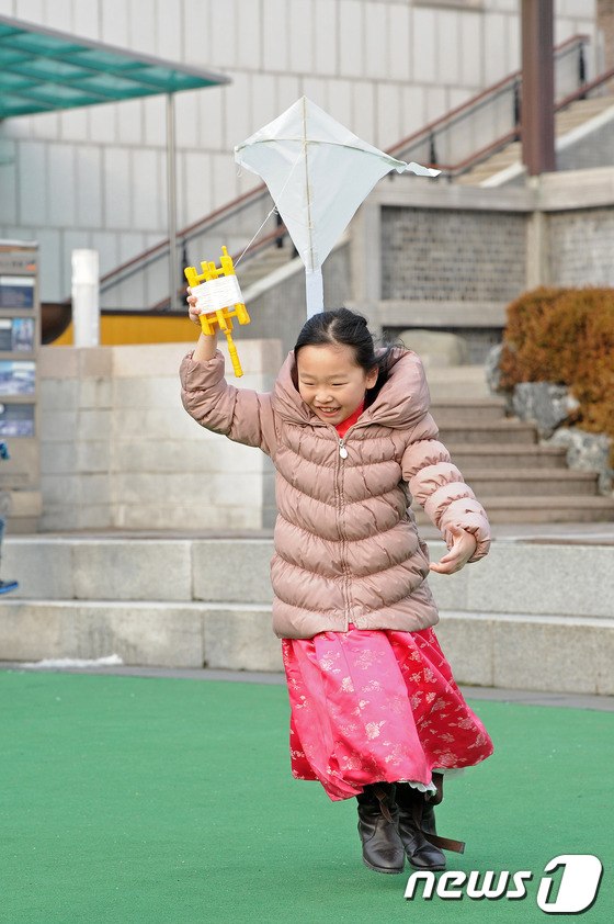 (전주=뉴스1) 김대웅 기자 = 10일 민족대명절 설을 맞아 전주 한옥마을 곳곳에서 다채로운 행사가 펼쳐지고 있는 가운데 전통문화관을 찾은 아이들이 직접 만든 연을 가지고 하늘 높 …