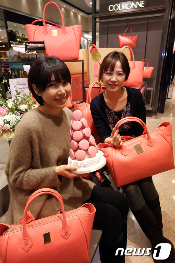 디자이너 핸드백브랜드 '쿠론'이 12일 오전 서울 소공동 롯데백화점 본점 매장에서 밸런타인데이를 앞두고 사랑의 마음을 전할 수 있는 핑크 아이템의 가방과 소품류를 선보이고 있다. …