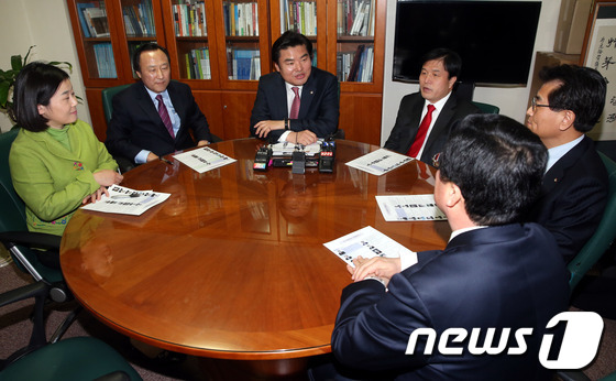 (서울=뉴스1) 이광호 기자 = 새누리당 인사청문특위 위원들이 12일 오후 서울 여의도 국회 의원회관에서 간담회 시간을 갖고 대화하고 있다. 왼쪽부터 김희정 위원, 홍일표 간사, …