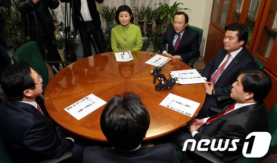 (서울=뉴스1) 이광호 기자 = 새누리당 인사청문특위 위원들이 12일 오후 서울 여의도 국회 의원회관에서 간담회 시간을 갖고 대화하고 있다. 가운데 윗줄부터 시계방향으로 김희정 위 …