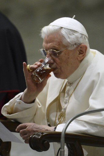 본문 이미지 - 교황 베네딕토 16세가 일반 알현의 연설 도중 음료를 마시고 있다. © News1  