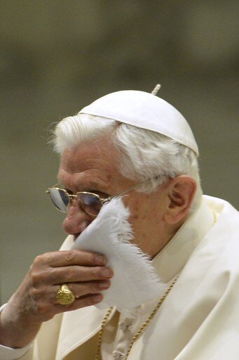 본문 이미지 - 음료를 마시고 입을 닦고 있는 교황 베네딕토 16세© News1  