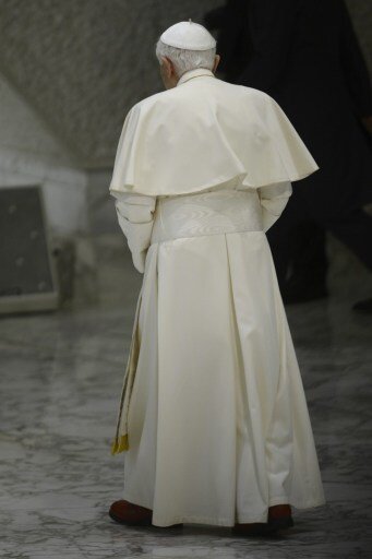 본문 이미지 - 알현을 마치고 돌아서 걸어 가고 있는 교황 베네딕토 16세© News1  