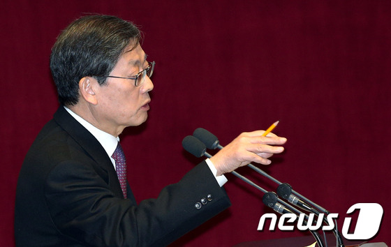 (서울=뉴스1) 박정호 기자 = 김황식 국무총리가 14일 오전 서울 여의도 국회 본회의장에서 열린 정치ㆍ외교ㆍ통일ㆍ안보ㆍ경제ㆍ교육ㆍ사회ㆍ문화에 관한 대정부질문에서 새누리당 이명수 …