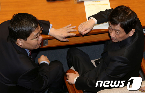 (서울=뉴스1) 박정호 기자 = 14일 오전 서울 여의도 국회 본회의장에서 열린 정치ㆍ외교ㆍ통일ㆍ안보ㆍ경제ㆍ교육ㆍ사회ㆍ문화에 관한 대정부질문에서 새누리당 진영 정책위의장 겸 인수위 …