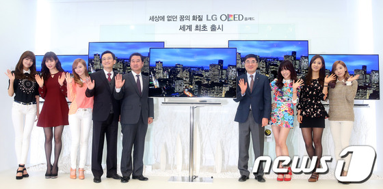그룹 소녀시대와 TV사업부장 이인규 상무, 한국마케팅본부장 최상규 부사장, LHE사업본부장 권희원 사장이 14일 오전 서울 서초구 양재동 LG전자 R&D캠퍼스에서 열린 'LG 시네 …