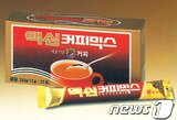 본문 이미지 - 길쭉한 스틱형태로 변화된 '맥심 커피믹스' © News1 