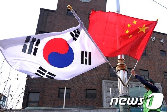 본문 이미지 - 태극기(왼쪽)과 중국 오성홍기./뉴스1