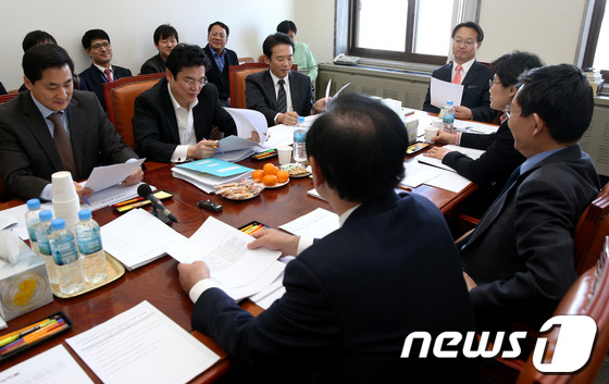 (서울=뉴스1) 박정호 기자 = 15일 오후 서울 여의도 국회 문화체육관광방송통신위원회 소회의실에서 열린 법안심사소위원회에서 여야 의원들이 방송통신위원회의 설치 및 운영에 관한 법 …