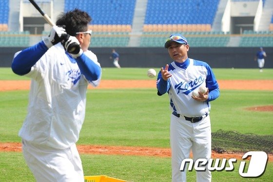 제3회 월드베이스볼클래식&#40;WBC&#41; 야구 대표팀 전지훈련이 벌어지고 있는 17일 대만 도류시 도류구장에서 박정태 코치가 김태균을 지도하고 있다. 2013.2.17/뉴스1