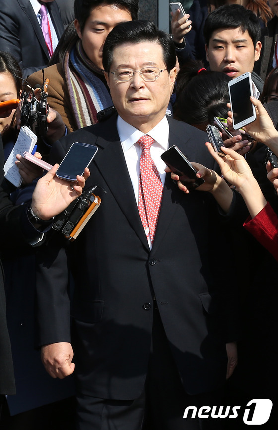 (서울=뉴스1) 양동욱 기자 = 새 정부 대통령 비서실장에 내정된 허태열 전 새누리당 의원이 18일 오전 서울 종로구 삼청동 대통령직인수위원회를 나서며 취재진의 질문에 답하고 있다 …