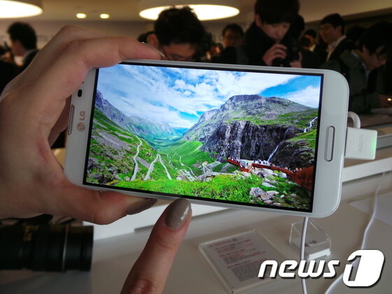본문 이미지 - 풀HD급 동영상을 재생 중인 &#39;옵티머스 G Pro&#39;.© News1 