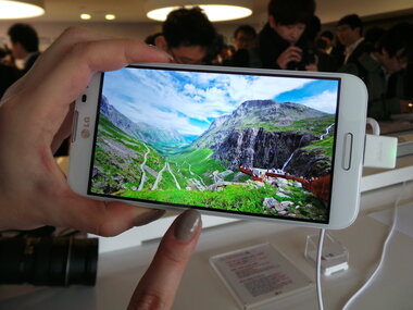 본문 이미지 - 풀HD급 동영상을 재생 중인 '옵티머스 G Pro'.© News1 