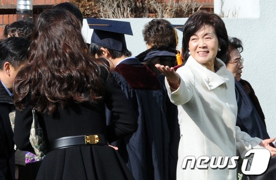 (서울=뉴스1) 허경 기자 = 홍라희 삼성미술관 리움 관장(오른쪽)이 19일 오전 서울 강북구 영훈초등학교에서 열린 손자의 졸업식에 참석해 임세령 대상 상무(왼쪽)와 인사를 나누고 …