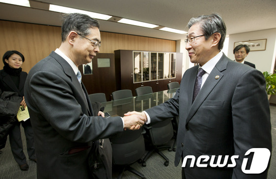 (서울=뉴스1) 김보영  = 임기철 국가과학기술위원회 상임위원(오른쪽)이 19일 오전 국과위를 방문한 하야시 유끼히데 일본과학기술진흥기구(JST) 연구개발전략센터 해외동향분석실 수 …