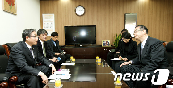 (서울=뉴스1) 김보영  = 임기철 국가과학기술위원회 상임위원(왼쪽)이 19일 오전 국과위를 방문한 하야시 유끼히데 일본과학기술진흥기구(JST) 연구개발전략센터 해외동향분석실 수석 …