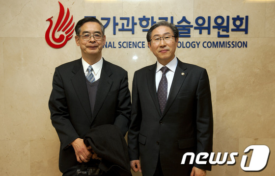 (서울=뉴스1) 김보영  = 임기철 국가과학기술위원회 상임위원(오른쪽)이 19일 오전 국과위를 방문한 하야시 유끼히데 일본과학기술진흥기구(JST) 연구개발전략센터 해외동향분석실 수 …