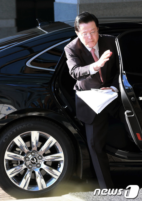 (서울=뉴스1) 오대일 기자 = '논문표절 의혹' 등 도덕성 논란에 휩싸인 허태열 대통령 비서실장 내정자가 20일 오전 서울 종로구 통의동 금융감독원 연수원 내 집무실로 출근하고 …