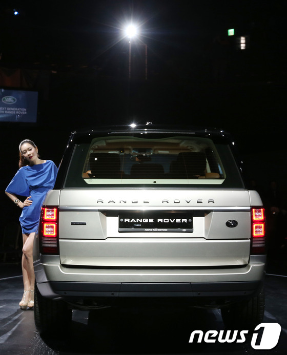 재규어 랜드로버코리아가 20일 오전 서울 광장동 악스홀에서 스포츠유틸리티차량(SUV) '올 뉴 레인지로버'를 선보이고 있다. '올 뉴 레인지로버'는 레인지로버의 혈통을 계승한 4세 …